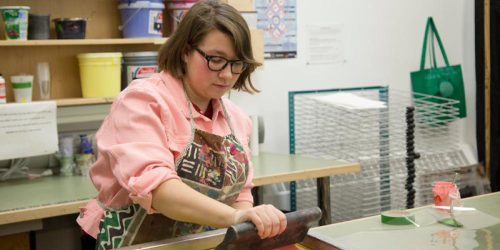 Student using silkscreen press